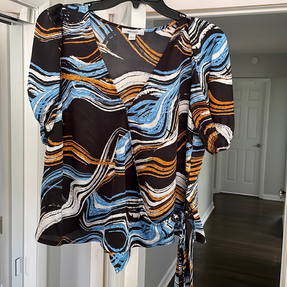 LIKE NEW Nine West Cropped Blouse, Size Large, Marble Design